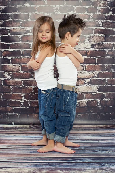 เด็กสองคนที่มีความสุขในสตูดิโอ — ภาพถ่ายสต็อก