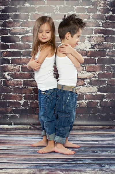 Twee gelukkige jonge geitjes in studio — Stockfoto