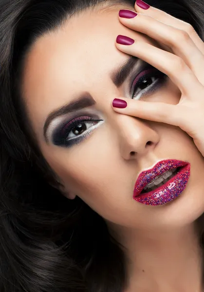 Glamour portret van mooie vrouw model met verse make-up — Stockfoto