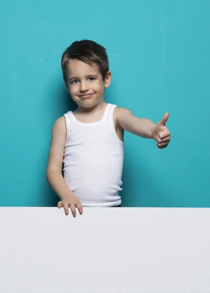 Portret szczęśliwego chłopca pokazującego kciuki w górę gest — Zdjęcie stockowe
