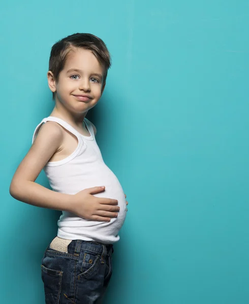 Gelukkig jongetje met grote buik — Stockfoto