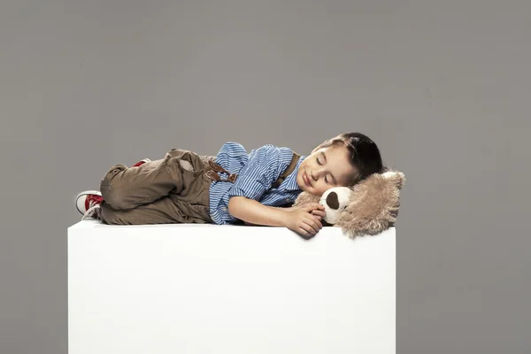 Menino pequeno dorme com urso — Fotografia de Stock