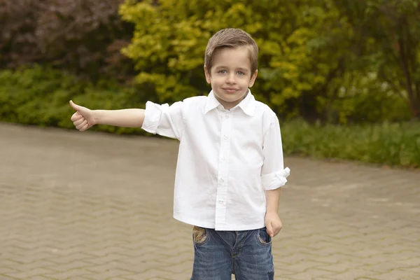 Portret van vrolijke jongen tonen duimschroef opwaarts gebaar — Stockfoto