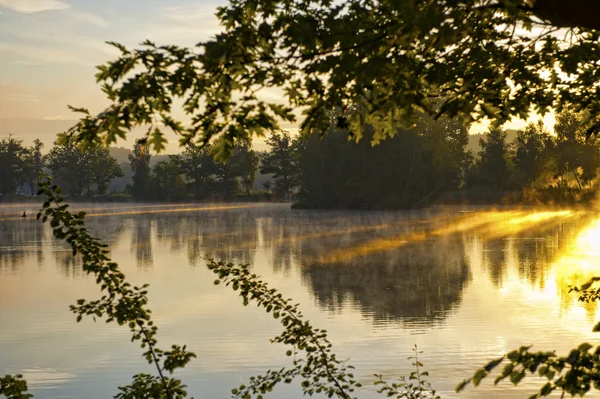 Amanecer brumoso en el lago — Foto de Stock