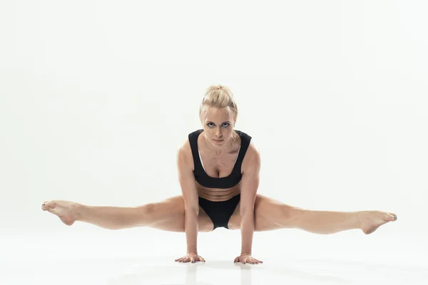 Mulher em posição de exercício levantando as pernas — Fotografia de Stock