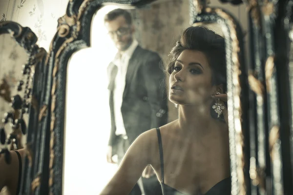 Женщина смотрит на зеркальное отражение . — стоковое фото