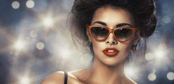 Retrato de moda de una hermosa mujer morena con peinado de tiro con gafas de sol naranjas - foto del estudio — Foto de Stock