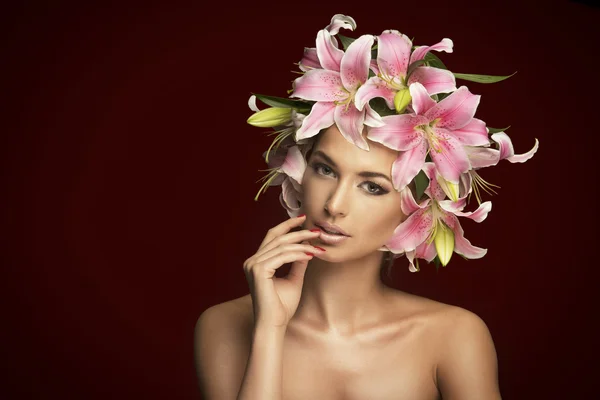 Estúdio retrato de bela loira com olhos azuis vestindo flores em seu cabelo — Fotografia de Stock