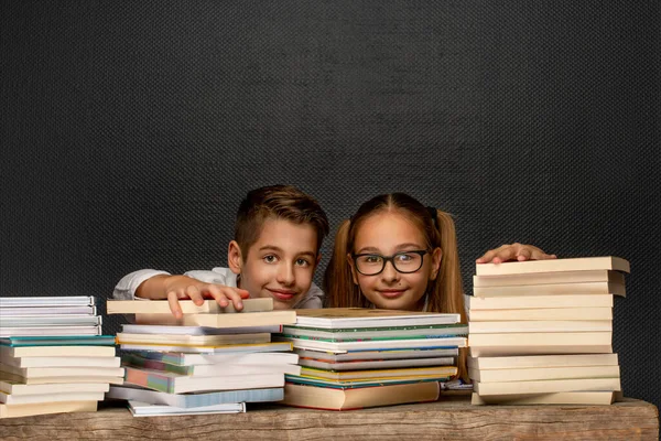 Due Bambini Sorridenti Eleganti Tavola Scrivono Con Penna Sulla Parete — Foto Stock