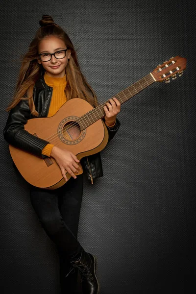 小さなブロンド女の子再生ギター上の黒背景 — ストック写真
