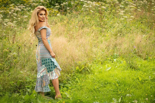 Mooie Jonge Vrouw Natuur — Stockfoto