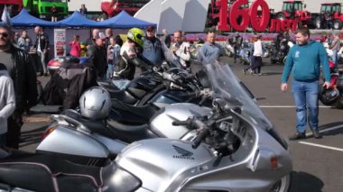 Vladivostok, Rusya - 2 Kasım 2021: Merkez meydandaki motosiklet festivali Svetlanskaya Caddesi 'ndeki Sovyetlerin gücü için dövüşçülere göre, insanlar çeşitli motosikletleri
