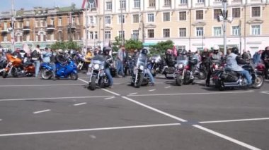 Vladivostok, Rusya - 2 Kasım 2021: Merkez meydandaki motosiklet festivali Svetlanskaya Caddesi 'ndeki Sovyetlerin gücü için dövüşçülere göre, insanlar çeşitli motosikletleri