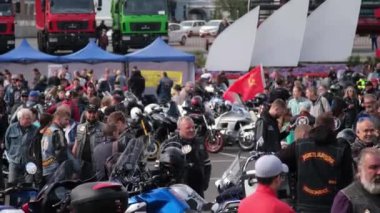 Vladivostok, Rusya - 2 Kasım 2021: Merkez meydandaki motosiklet festivali Svetlanskaya Caddesi 'ndeki Sovyetlerin gücü için dövüşçülere göre, insanlar çeşitli motosikletleri
