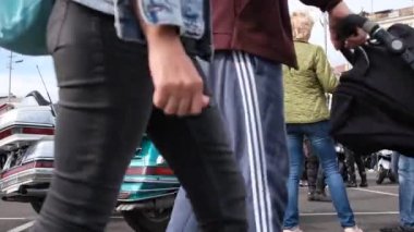 Vladivostok, Rusya - 2 Kasım 2021: Merkez meydandaki motosiklet festivali Svetlanskaya Caddesi 'ndeki Sovyetlerin gücü için dövüşçülere göre, insanlar çeşitli motosikletleri.
