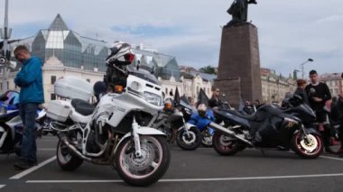 Vladivostok, Rusya - 2 Kasım 2021: Merkez meydandaki motosiklet festivali Svetlanskaya Caddesi 'ndeki Sovyetlerin gücü için dövüşçülere göre, insanlar çeşitli motosikletleri.