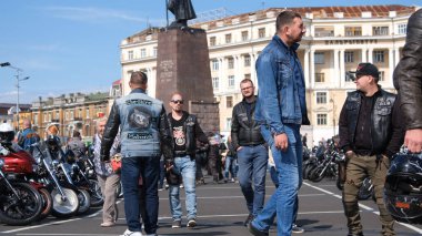 Vladivostok, Rusya - 2 Kasım 2021: Merkez meydandaki motosiklet festivali Svetlanskaya Caddesi 'ndeki Sovyetlerin gücü için dövüşçülere göre, insanlar çeşitli motosikletleri.