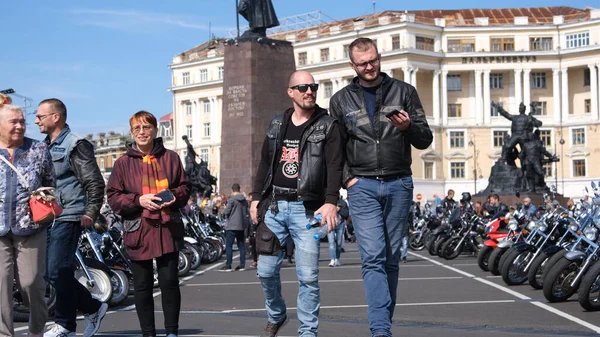 Vladivostok, Rusya - 2 Kasım 2021: Merkez meydandaki motosiklet festivali Svetlanskaya Caddesi 'ndeki Sovyetlerin gücü için dövüşçülere göre, insanlar çeşitli motosikletleri.