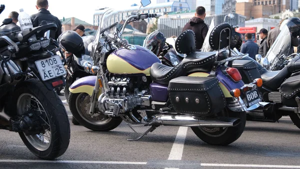 Vladivostok, Rusya - 2 Kasım 2021: Merkez meydandaki motosiklet festivali Svetlanskaya Caddesi 'ndeki Sovyetlerin gücü için dövüşçülere göre, insanlar çeşitli motosikletleri.