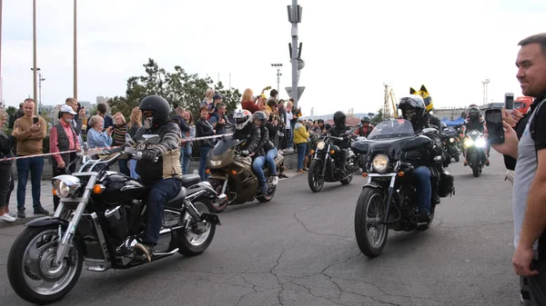 Vladivostok, Rusya - 2 Kasım 2021: Merkez meydandaki motosiklet festivali Svetlanskaya Caddesi 'ndeki Sovyet gücü savaşçıları için organize edilmiş bir motosiklet sütunu meydandan çıkıyor