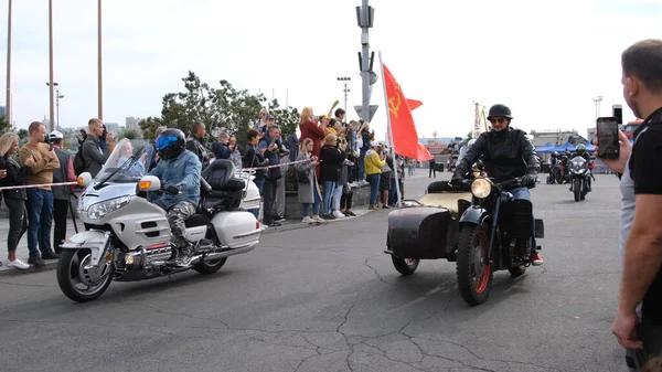 Vladivostok, Rusya - 2 Kasım 2021: Merkez meydandaki motosiklet festivali Svetlanskaya Caddesi 'ndeki Sovyet gücü savaşçıları için organize edilmiş bir motosiklet sütunu meydandan çıkıyor