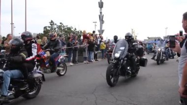 Vladivostok, Rusya - 2 Kasım 2021: Merkez meydandaki motosiklet festivali Svetlanskaya Caddesi 'ndeki Sovyet gücü savaşçıları için organize edilmiş bir motosiklet sütunu meydandan çıkıyor