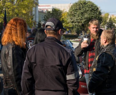 Artem, Rusya - 2 Kasım 2021 Frunze Caddesi 'nin yanındaki Lenin Meydanı' nda motosiklet festivali. Motorcular dikilip konuşuyor.