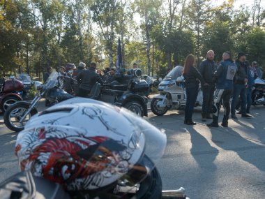 Artem, Rusya - 2 Kasım 2021 Frunze Caddesi 'nin yanındaki Lenin Meydanı' nda motosiklet festivali. Motorcular dikilip konuşuyor.