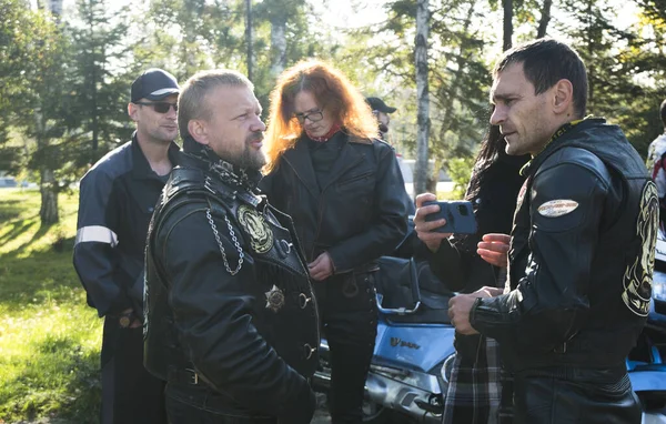 Artem, Rusya - 2 Kasım 2021 Frunze Caddesi 'nin yanındaki Lenin Meydanı' nda motosiklet festivali. Motorcular dikilip konuşuyor.