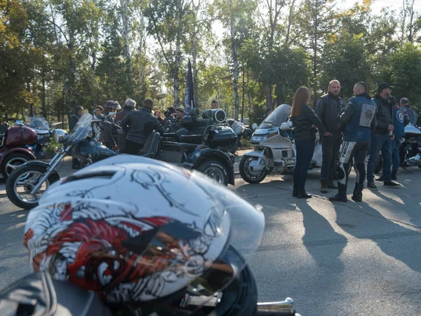 Artem, Rusya - 2 Kasım 2021 Frunze Caddesi 'nin yanındaki Lenin Meydanı' nda motosiklet festivali. Motorcular dikilip konuşuyor.