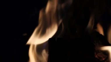 Yavaş çekim, gece bir ateş yanıyor, yanan tahtaları görebilirsiniz, alev yükseliyor, bazen hafif dumanı görebilirsiniz.