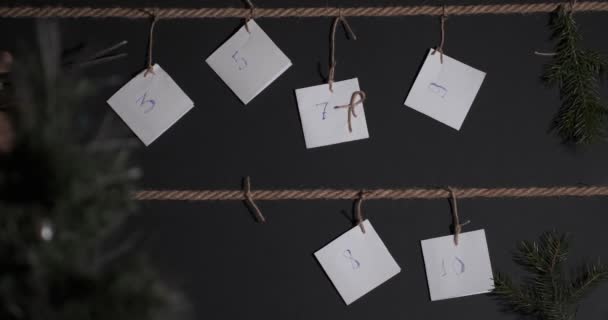 Selbstgebastelter Diy Adventskalender Auf Schwarzem Hintergrund Gestaltet Und Mit Einer — Stockvideo