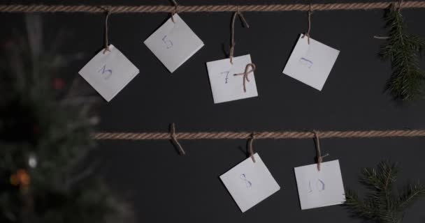 Hausgemachter Diy Adventskalender Auf Schwarzem Hintergrund Gestaltet Und Mit Einer — Stockvideo