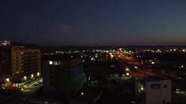 Gece şehrinin hava manzarası, arabalı raylar.