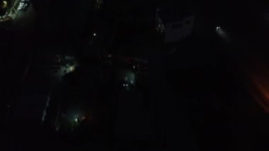 Gece şehrinin hava manzarası, arabalı raylar.