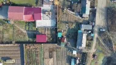 hava manzarası, kırsal alan, çeşitli binaların manzarası, orman, özel evler, sonbahar ortasında güneşli bir gün.