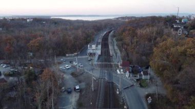 Vladivostok, Rusya - 24 Ekim 2021: Sadgorod İstasyonu 'ndaki demiryolu hatlarının havadan görünüşü, Rus Demiryolları şirketinin trenini gördü