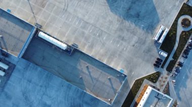 Ağır araçlar ve traktörler için büyük bir park yeri