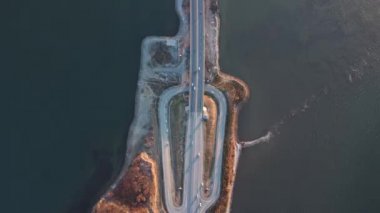 Alçak köprü üzerinde iki yöne giden arabalar