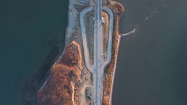 Alçak köprü üzerinde iki yöne giden arabalar