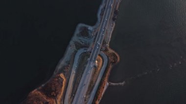 Alçak köprü üzerinde iki yöne giden arabalar