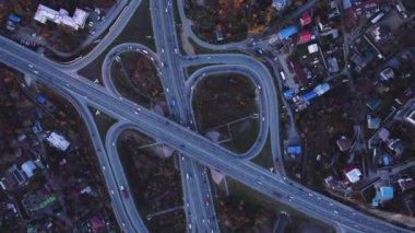 Alçak köprü üzerinde iki yöne giden arabalar