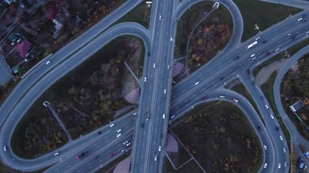 Alacsony Híd Amelyen Autók Mindkét Irányban Közlekednek — Stock videók