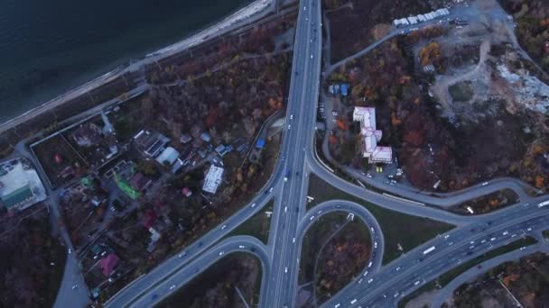 Χαμηλή Γέφυρα Πάνω Από Την Οποία Αυτοκίνητα Ταξιδεύουν Προς Τις — Αρχείο Βίντεο
