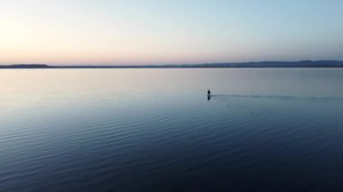 Sakin bir deniz, sığ sularda kıyı şeridinden uzakta, gün batımından önce serin bir sonbahar akşamı. kamera çıkıntısı