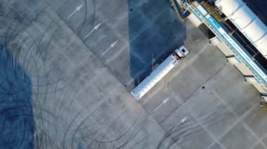 Ağır araçlar ve traktörler için büyük bir park yeri