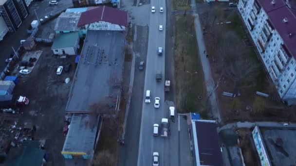 2021年11月4日 俄罗斯阿图腾 从顶部看 晚上在高速公路上 Pervaya Rabochaya街一带 青草已经部分变黄了 — 图库视频影像