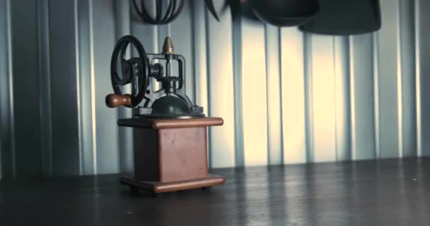 Een Kleine Mechanische Oude Koffiemolen Staat Een Tafel Voor Een — Stockvideo