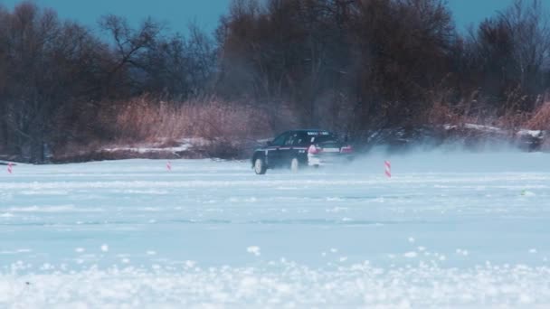 俄罗斯 普里莫尔斯基 克雷伊 Spassk Dalny 1月22日 一辆黑色轿车在结冰的湖面上 沿着雪地覆盖的公路行驶 从左到右 阳光灿烂 — 图库视频影像