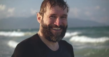 Sörf yapan yaşlı ve yakışıklı bir sporcunun portresi..